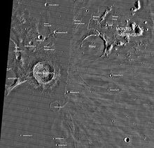 阿里斯塔克斯陨石坑以及附近的小型陨石坑